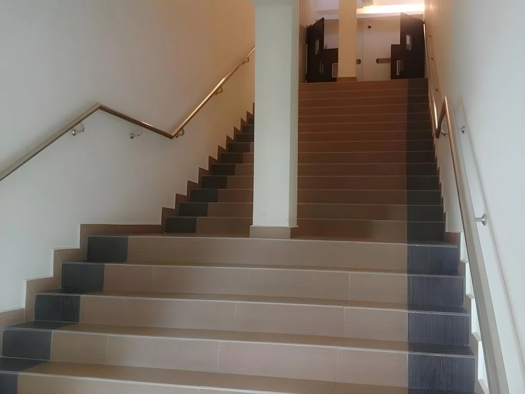https://ibook.com.my/storage/18370/hotel-stairs.jpg